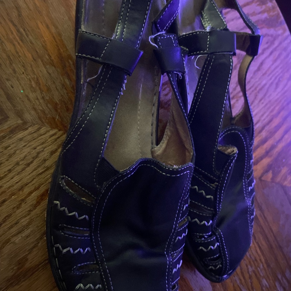 Trotters Black Leather shoes with Stitch Detailing women size 9 - Picture 3 of 5